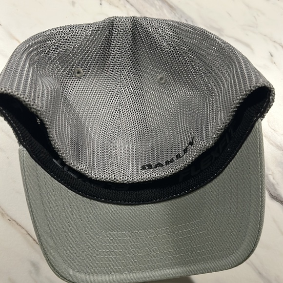 Oakley Indy Hologram Patch Trucker Stretch-Fitted Hat - Picture 3 of 7